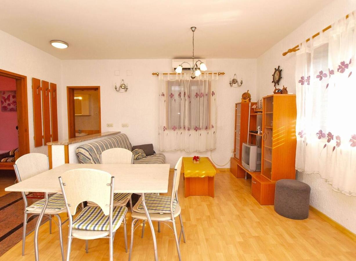 Alma Apartment Porec Exterior photo